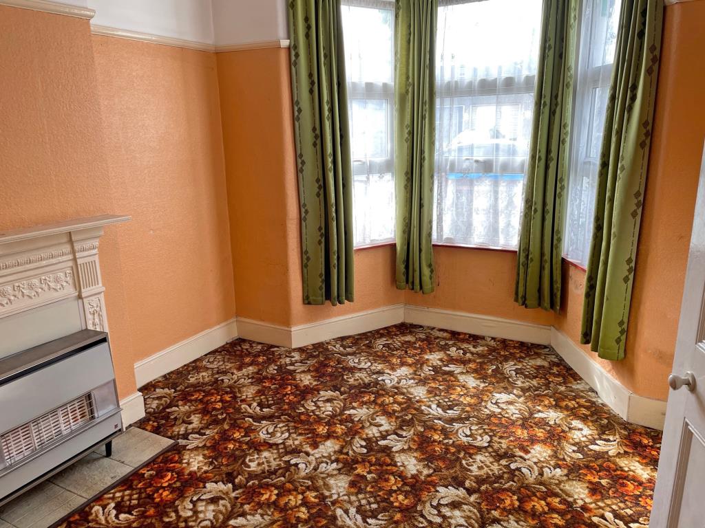 Lot: 143 - END-TERRACE HOUSE FOR IMPROVEMENT -